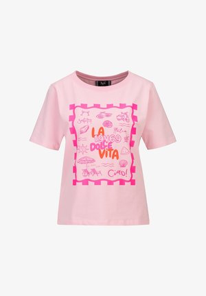 Hellrosa kurzärmliges T-Shirt mit leuchtend pinken und orangefarbenen sommerlichen Motiven und Text: "La Dolce Vita 1969", Sonnenbrille, Roller, Sonnenschirm und Muscheln.