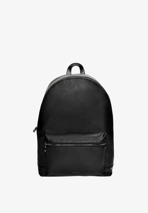 Sort læderrygsæk med en rund form, glat tekstur, topbærerhåndtag og en frontlomme med lynlås. Minimalistisk design uden synlige logoer.