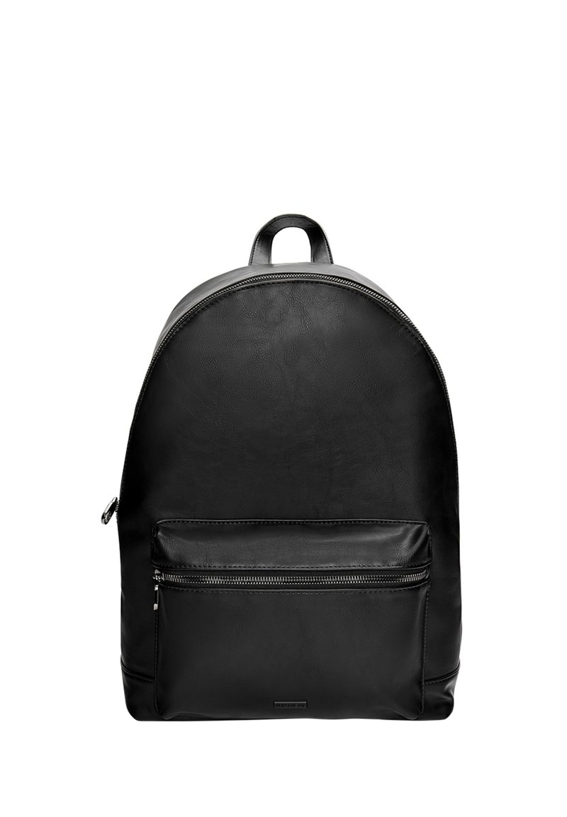 Zaino in pelle nera con forma arrotondata, texture liscia, manico superiore e tasca anteriore con zip. Design minimalista senza loghi visibili.