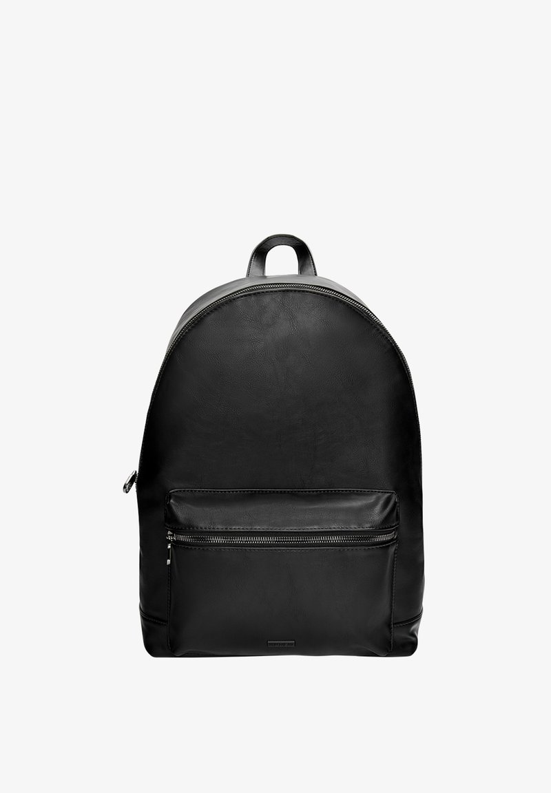 Zaino in pelle nera con forma arrotondata, texture liscia, manico superiore e tasca anteriore con zip. Design minimalista senza loghi visibili.