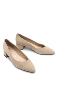 Beige mokkanahka matalakorkoiset avokkaat, joissa on terävä kärki ja pyöreä aukko, korostettuna tekstuurilla ja minimalistisella muotoilulla.