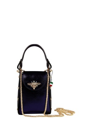 Zwarte leren handtas met gouden bijornament, gouden kettingriem, klein handvat en Italiaanse vlag hanger aan de zijkant.