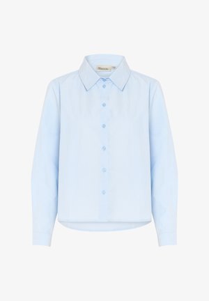 Svijetloplava košulja s kragnom, izrađena od glatkog pamuka. Ima prednje dugme za zatvaranje i duge rukave s zaobljenim rubom.