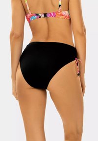 Czarny dół bikini o wysokim stanie, z bocznym wiązaniem i kolorowymi kwiatowymi akcentami. Gładka faktura i jednolity kolor.
