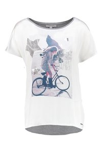 Camiseta blanca de manga corta con un estampado fotográfico de bicicleta, detalles en estrella plateada y dobladillo inferior gris. Presenta un cuello redondo.