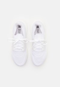 adidas Performance ULTRABOOST 22 biały