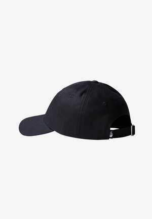 Boné de basquete preto feito de tecido, com uma aba curva, design de seis painéis, buracos de ventilação e uma tira ajustável na parte de trás.