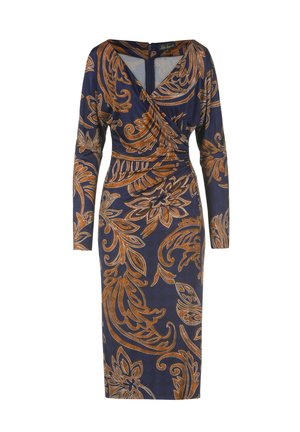 Robe marine à manches longues, taille froncée, décolleté en V profond et motif floral orange orné sur l'ensemble. Présente une fermeture éclair au dos.