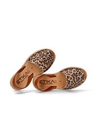 Zapatos slip-on de estampado de leopardo con una correa de cuero marrón, suela color tostado y textura suave. Talla 36, etiquetados "ÉTIKA HECHO EN ESPAÑA."