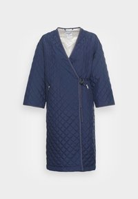 Accappatoio blu navy trapuntato con design avvolgente, dotato di maniche lunghe, cintura in vita e due tasche laterali con zip. Fodera interna liscia.