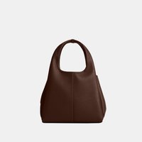 Hnedá kožená kabelka s zaoblenými rukoväťami, štruktúrovaným dnom a stredným vertikálnym švom, zobrazená na jednoduchom svetlom pozadí.