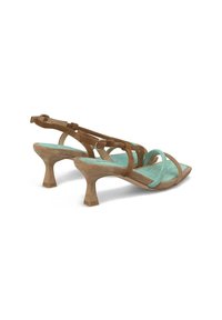 Brązowe zamszowe sandały na paskach z turkusową wyściółką i niskim słupkowym obcasem, z regulowanym paskiem wokół kostki oraz zakrzywionym kształtem.