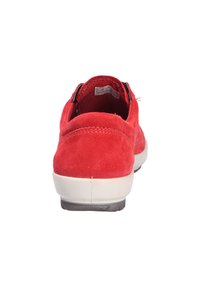 Rote Wildleder Slipper mit runder Zehenpartie, kontrastierender weißer Gummisohle und genähten Details um die Ferse und die Seiten.