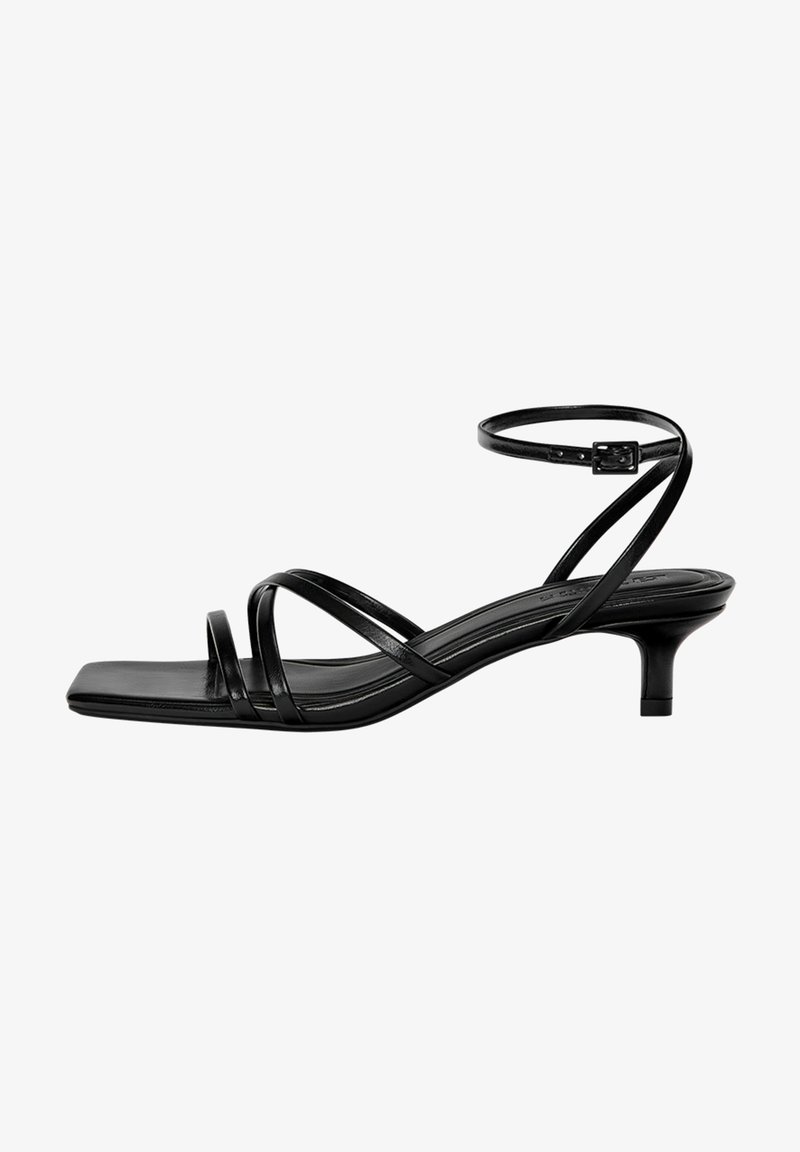 Sandale pour femme noire avec fines lanières, bout carré, bride à boucle à la cheville et petit talon bas.