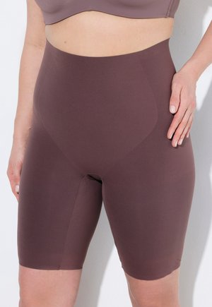 Hnědé šortky s vysokým pasem vyrobené z hladkého, elastického materiálu. Disponují bezešvým designem a délkou po střední stehna, což zajišťuje těsné padnutí.
