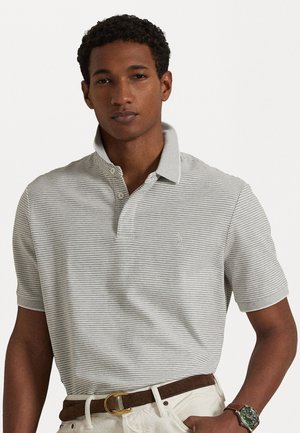 Grijs gestreepte polo met een kraag en drie knopen, met een klein logo. Draag het met een bruine riem en lichte broek.