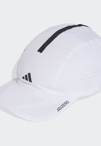 Biała czapka do biegania z czarnymi akcentami, wykonana z lekkiego materiału. Charakteryzuje się gładką fakturą, bocznymi panelami z siateczki oraz detalem z logo.