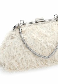 Valkoinen karheapintainen clutch-laukku, jossa on hopeanvärinen metallikehys ja strassikoristeinen ketju. Yläosassa on lukitus.