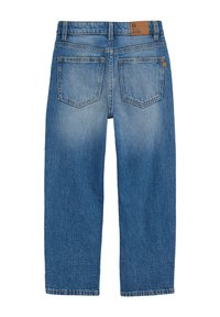 Svetlo modre jeans hlače s krojem z ravnimi hlačnicami, petimi žepi in rjavim usnjenim oznakom na pasu. Poledena tekstura blizu stegen.