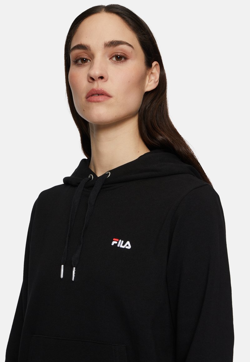 Felpa nera con cappuccio e coulisse, con un piccolo logo FILA ricamato in rosso e bianco sul petto e una tasca a marsupio.