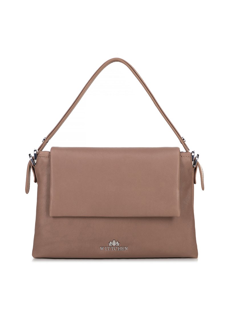 Borsa a tracolla in pelle marrone con un design strutturato, caratterizzata da una chiusura a patta, dettagli in metallo argentato e una sola tracolla.