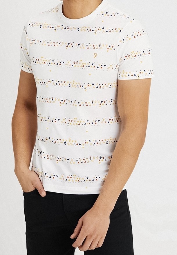 Vaaleat lyhythihaiset t-paidat, joissa on värikkäitä kolmioita punaisessa, sinisessä ja kullassa. Pyöreä kaula-aukko ja pehmeä puuvillakangas.