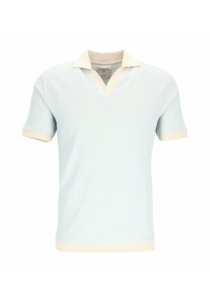 Hellblaues kurzärmeliges Strick-Poloshirt mit beigem Kragen, Ärmelbündchen und Saum, auf weißem Hintergrund dargestellt.