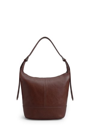 Borsa a tracolla in pelle marrone scuro con una singola cinghia, forma a secchiello e cuciture visibili al centro e alla base.