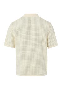 Chemise en maille beige à manches courtes avec un motif quadrillé texturé, un col plat et des bords de manches et d'ourlet côtelés.
