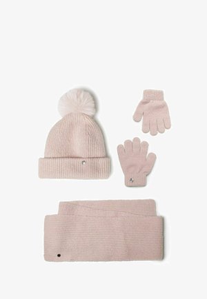 Chapeau en tricot rose avec pom-pom, gants et écharpe assortis. Présente une texture côtelée et de petites pierres décoratives sur le chapeau et les gants.