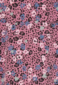 Tecido rosa com um padrão de estampado de leopardo, apresentando manchas pretas e realces florais coloridos em azul, rosa claro e verde. Textura suave.