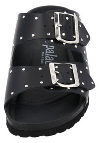 Sandali in pelle nera con due ampie cinghie decorate da borchie argentate. Presentano fibbie argentate e una soletta sagomata per il supporto.