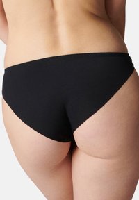 Zwarte bikini onderkant met een gladde textuur, voorzien van een medium hoge snit en schone randen. Het ontwerp biedt volledige dekking aan de achterkant.