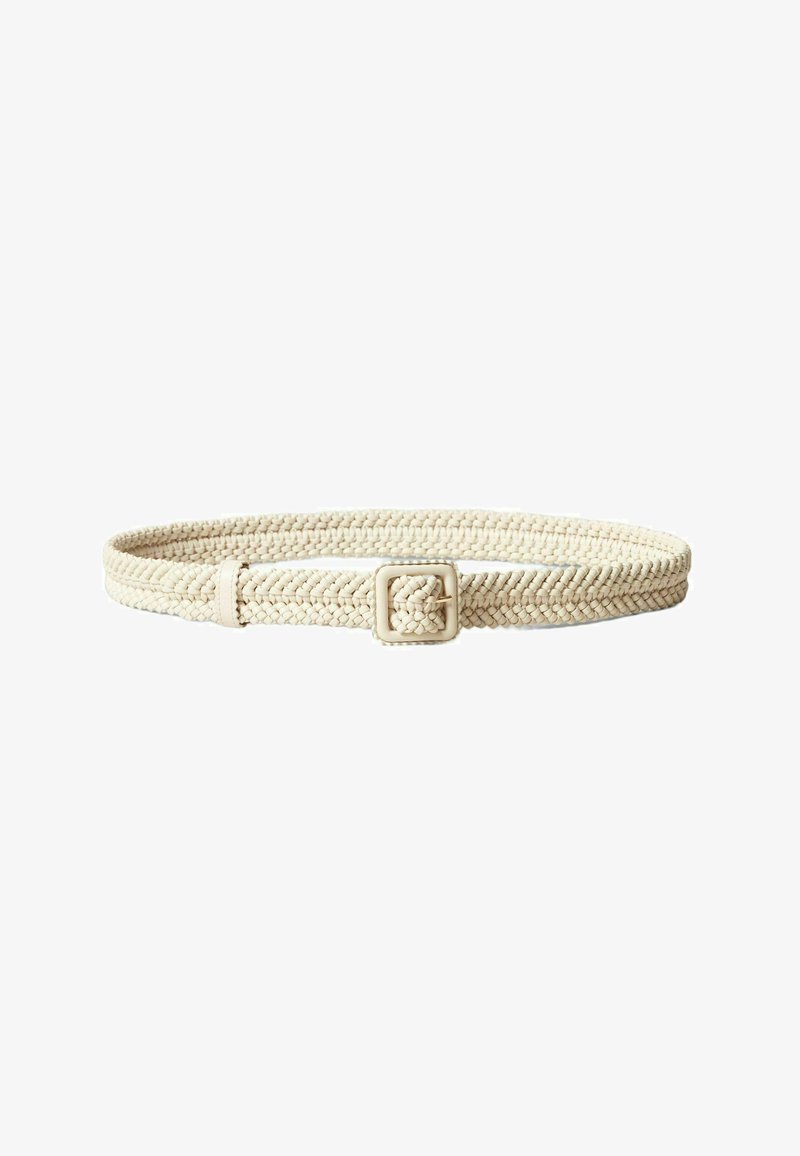 Ceinture tissée de couleur crème, dotée d'une boucle carrée. Le design comprend un tressage complexe pour une finition texturée.