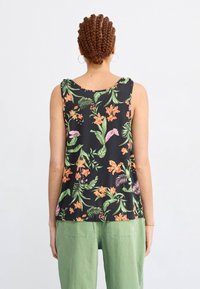 Haut sans manches noir avec un motif floral vibrant en orange, rose et vert. Tissu léger avec une coupe décontractée et un col rond.