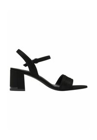 Sandal nera in suede con una fascia larga per le dita, una cinghia alla caviglia con fibbia e un tacco blocco robusto per stabilità e supporto.