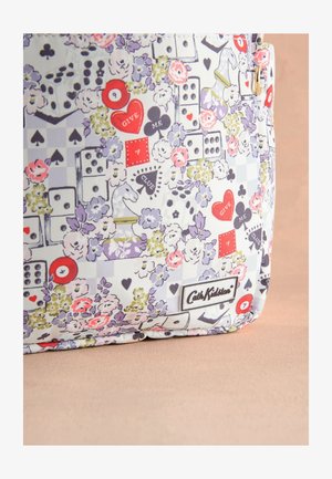 Secțiune a unui sac din material textil cu model floral, simboluri de cărți de joc, zaruri, piese de șah și bile de biliard, cu eticheta de brand „Cath Kidston”.
