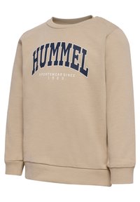 Beige Sweatshirt aus weichem Stoff, mit Rundhalsausschnitt, gerippten Bündchen und einem blauen grafischen Druck mit "HUMMEL" und dem Gründungsjahr.