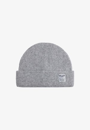 Gorro de punto gris con canalé y doblez en el puño, con una etiqueta blanca que presenta el logo "Pepe Jeans London" en la parte delantera. Textura suave y diseño ajustado.