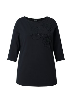 Černé bavlněné tričko s tříčtvrtečními rukávy, na přední straně zdobené květinovým vzorem z černých flitrů. Jednoduchý kulatý výstřih.