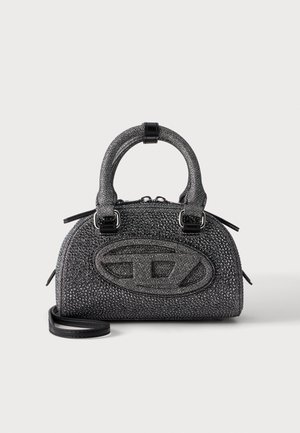 Piccola borsa nera luccicante con due manici, logo ovale sul davanti e tracolla removibile su uno sfondo chiaro uniforme.