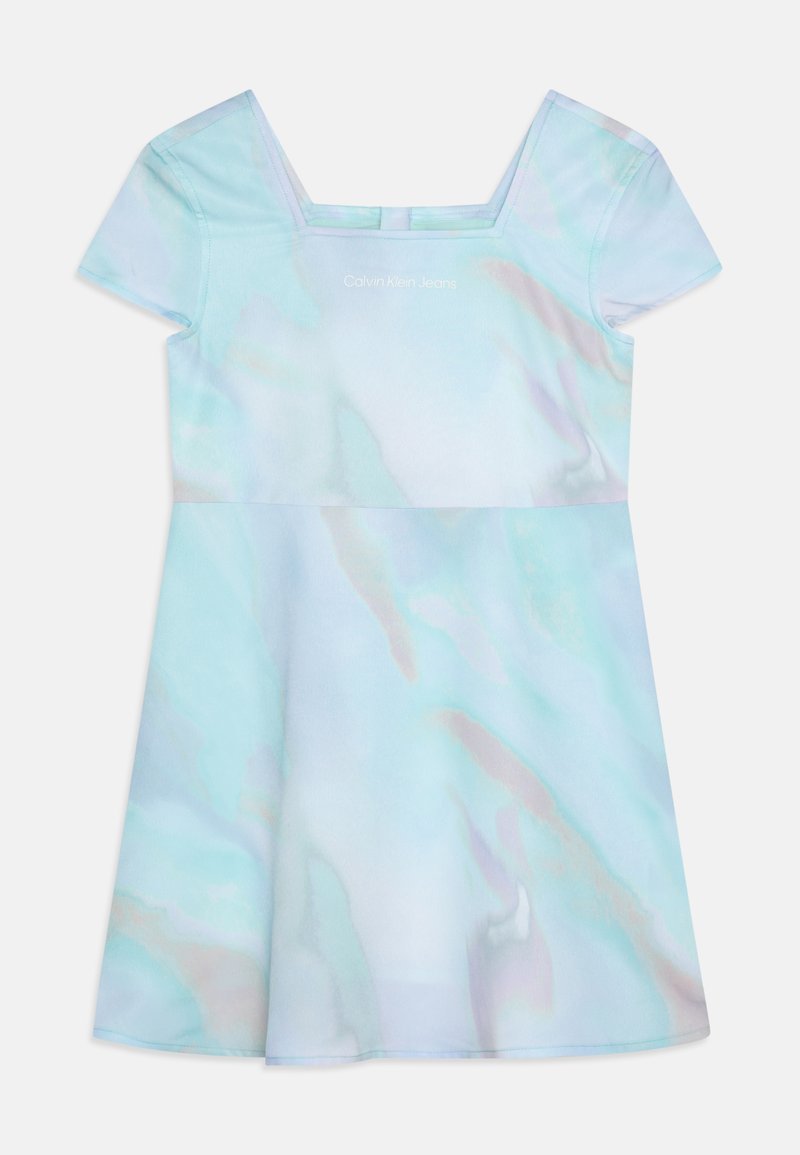 Φως μπλε φόρεμα κοντομάνικο με τετράγωνη λαιμόκοψη και ρέουσα φούστα, που διαθέτει διακριτό ιριδίζον μοτίβο. Λογότυπο της μάρκας εμφανίζεται στη μπροστινή πλευρά.