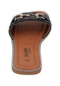 Sandale plate marron avec une sangle noire, détail de boucle dorée et petits clous argentés le long du bord de la semelle, taille 37.