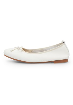 Ballerine blanche en cuir avec petit nœud à l'avant, semelle beige clair et petit talon, vue de profil sur fond blanc.