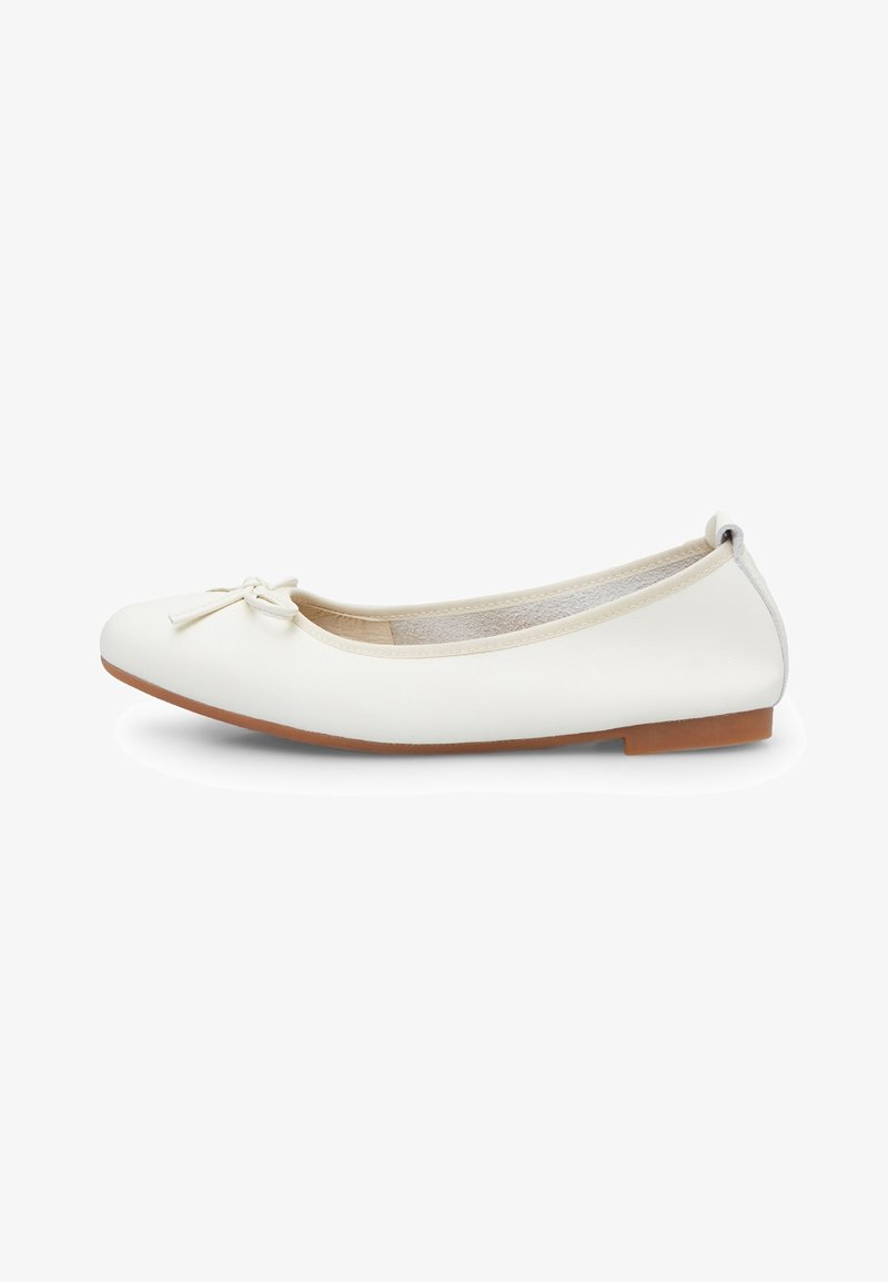 Ballerine blanche en cuir avec petit nœud à l'avant, semelle beige clair et petit talon, vue de profil sur fond blanc.