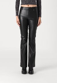 Zwarte faux leren broek met een slim fit, met een platte voorkant, subtiele glans en een licht uitlopende pijp. Voorzien van riemlussen.