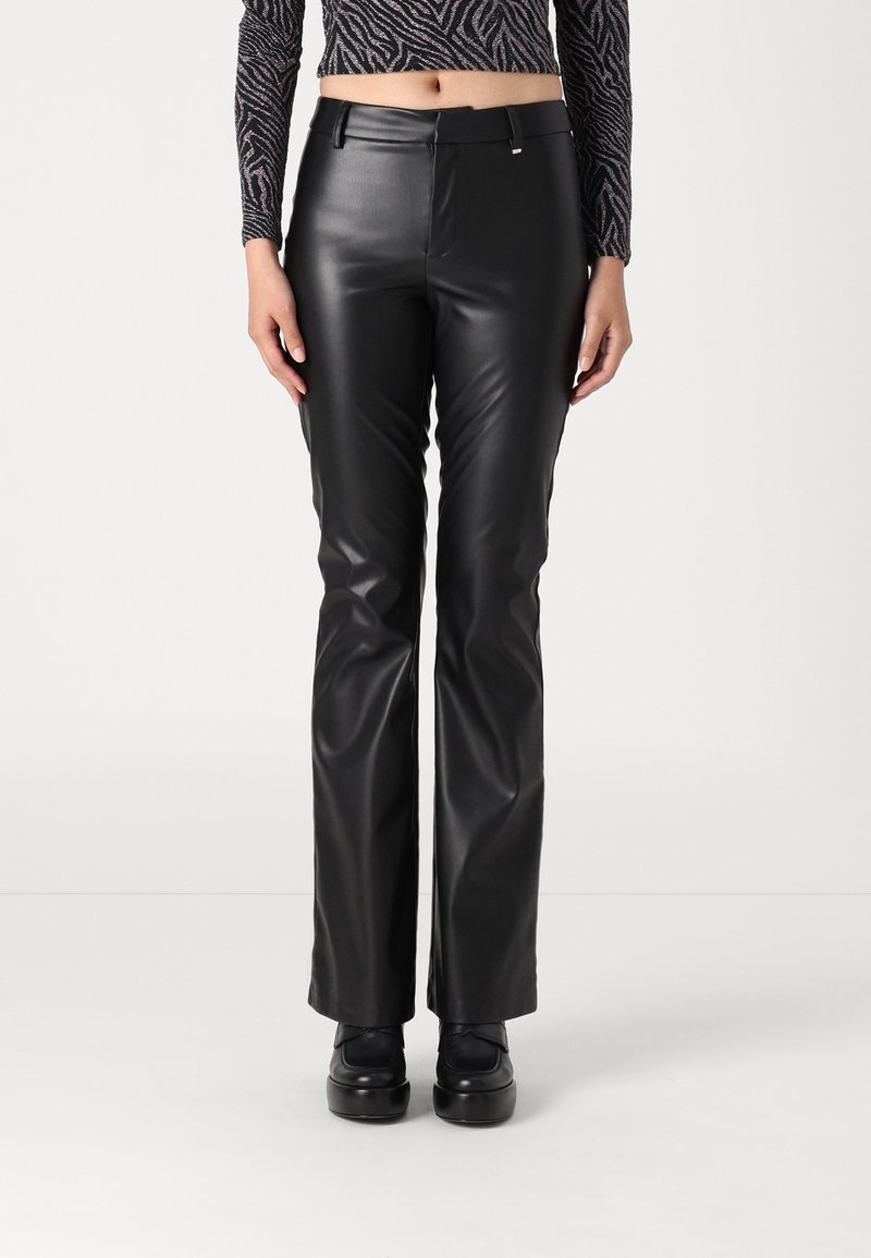Zwarte faux leren broek met een slim fit, met een platte voorkant, subtiele glans en een licht uitlopende pijp. Voorzien van riemlussen.