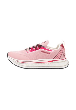 Chaussure de course Giesswein rose et rouge avec semelle blanche rembourrée, empeigne tricotée, lacets noirs et roses, et logo sur le côté et la languette du talon.