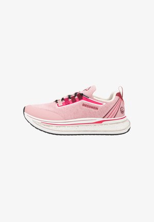 Chaussure de course Giesswein rose et rouge avec semelle blanche rembourrée, empeigne tricotée, lacets noirs et roses, et logo sur le côté et la languette du talon.