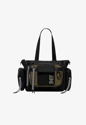 Mustvalge ja roheline kott pehme tekstuuriga, mitme tõmblukuga taskuga, kontrastse õmblusega ja reguleeritavate rihmadega, millel on logodetailid.